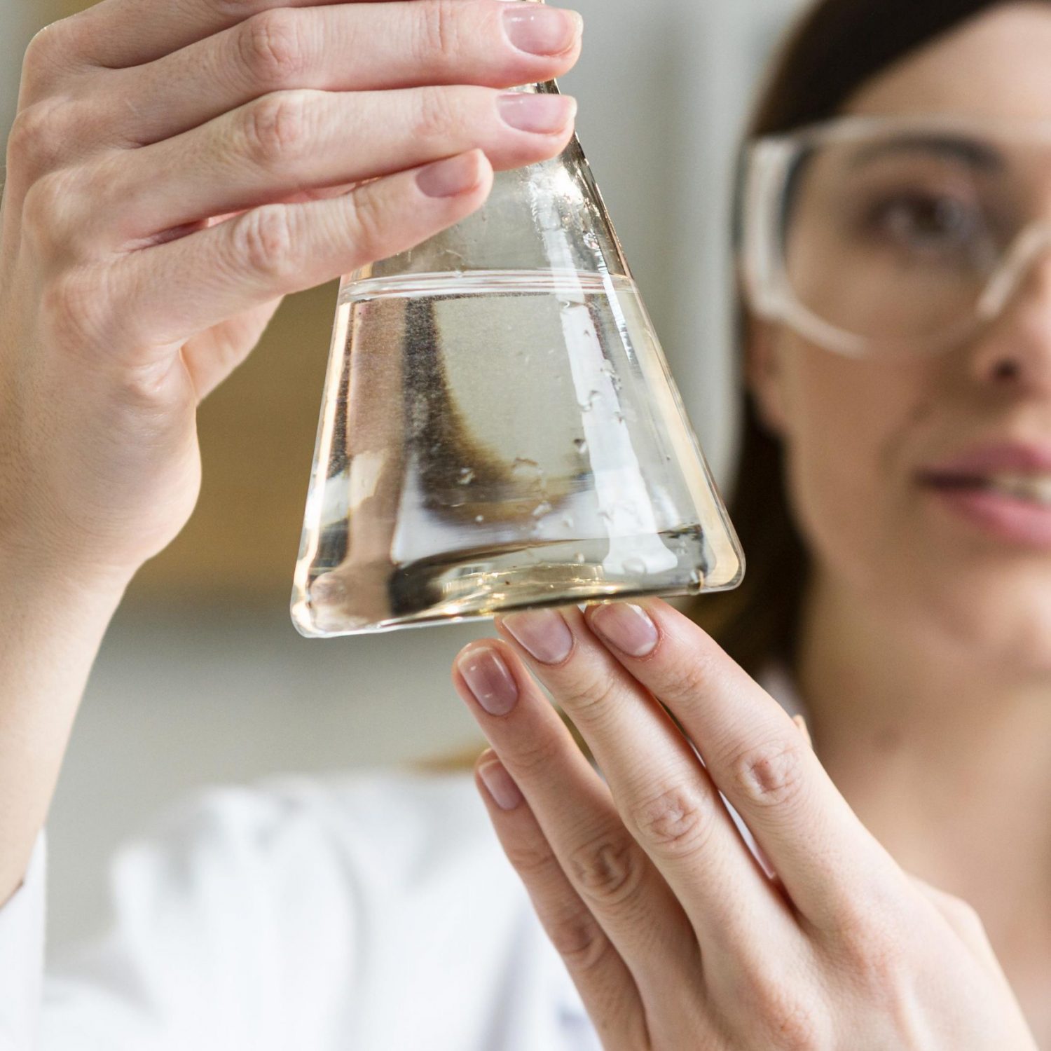 investigadora-con-gafas-de-seguridad-con-tubo-de-ensayo-en-el-laboratorio investigadora-con-gafas-de-seguridad-con-tubo-de-ensayo-en-el-laboratorio